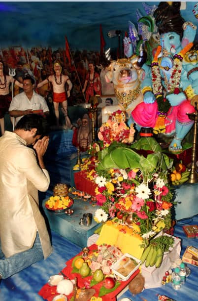 Kartik Aaryan dressed in traditional wear for Ganpati Puja