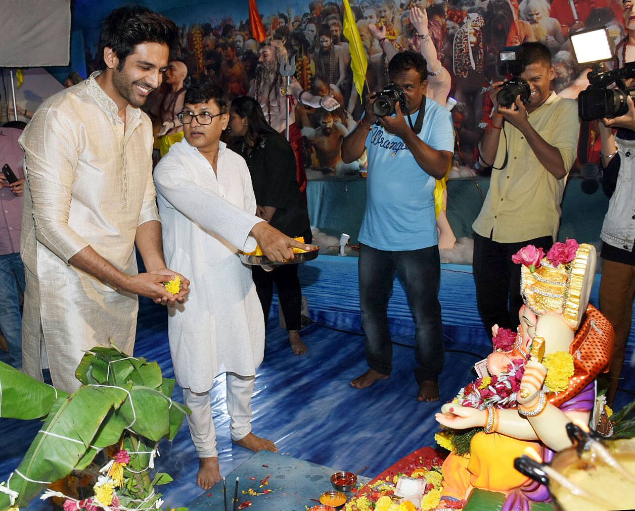 Kartik Aaryan performs Ganesh Puja