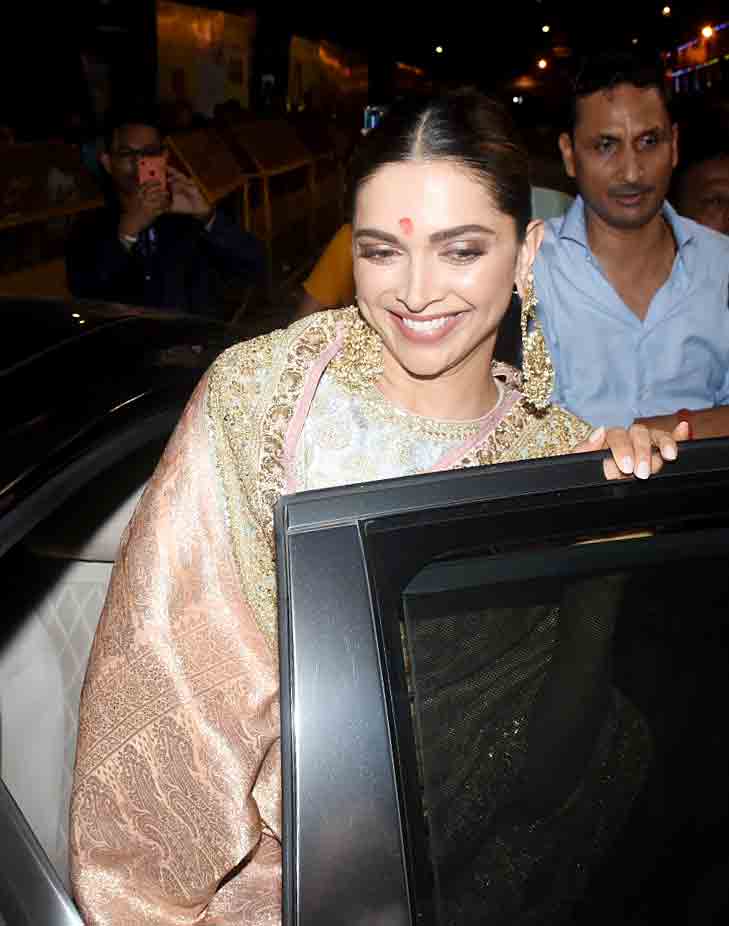 Deepika is all smiles for paps!