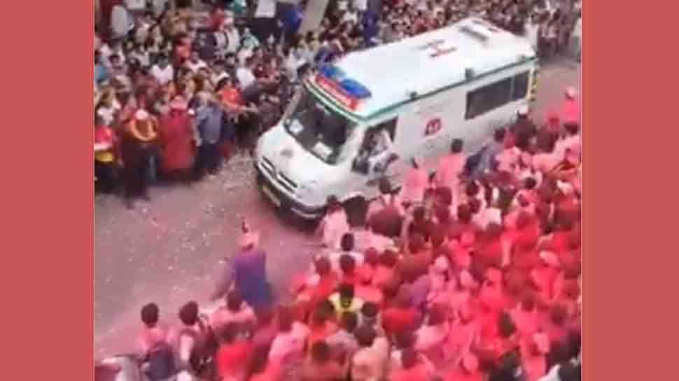 Devotees make way for ambulance amidst Ganesh Visarjan procession, video wins hearts — Watch 