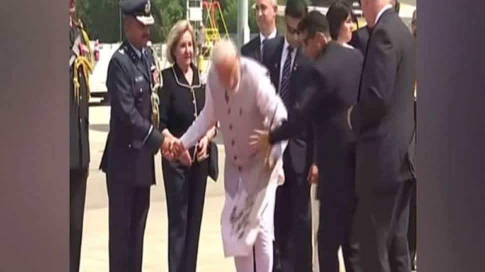 PM Narendra Modi picks up fallen flowers at Houston airport, wins a million hearts - WATCH 