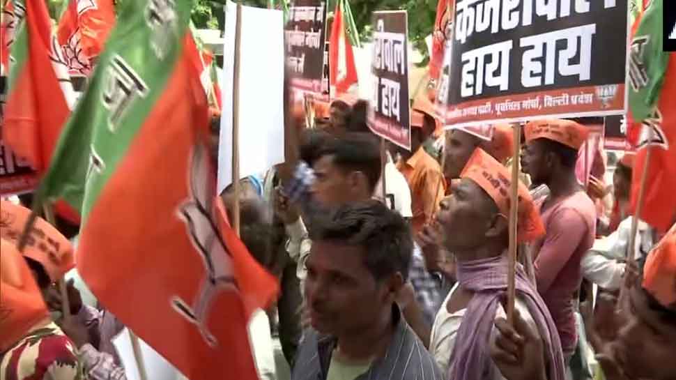 BJP protests outside Delhi CM Kejriwal&#039;s residence over his NRC remark against Manoj Tiwari