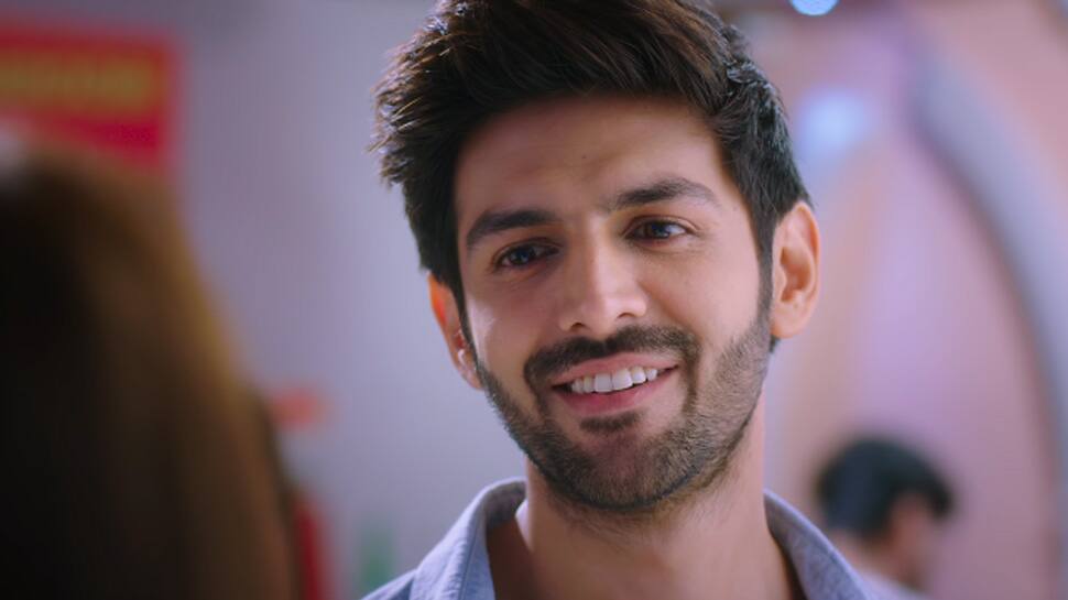 Kartik Aaryan&#039;s female fan proposes to him on one knee