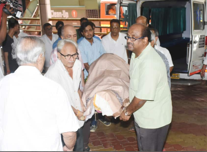 Viju Khote's funeral 