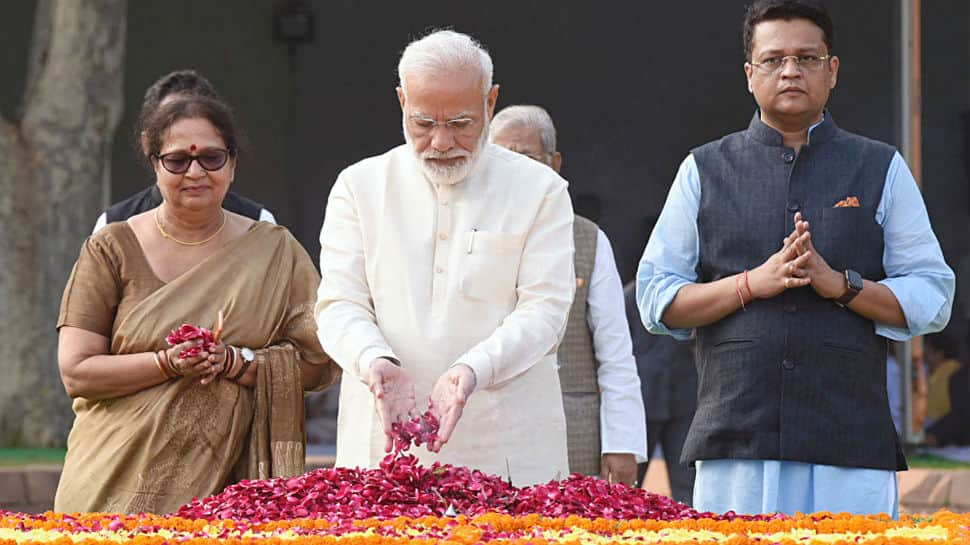 Mahatma Gandhi&#039;s ideals are our guiding light: President Kovind, PM Modi pay tributes