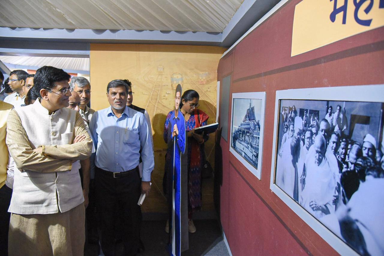 Railway Minister pays tribute to 'Bapu'