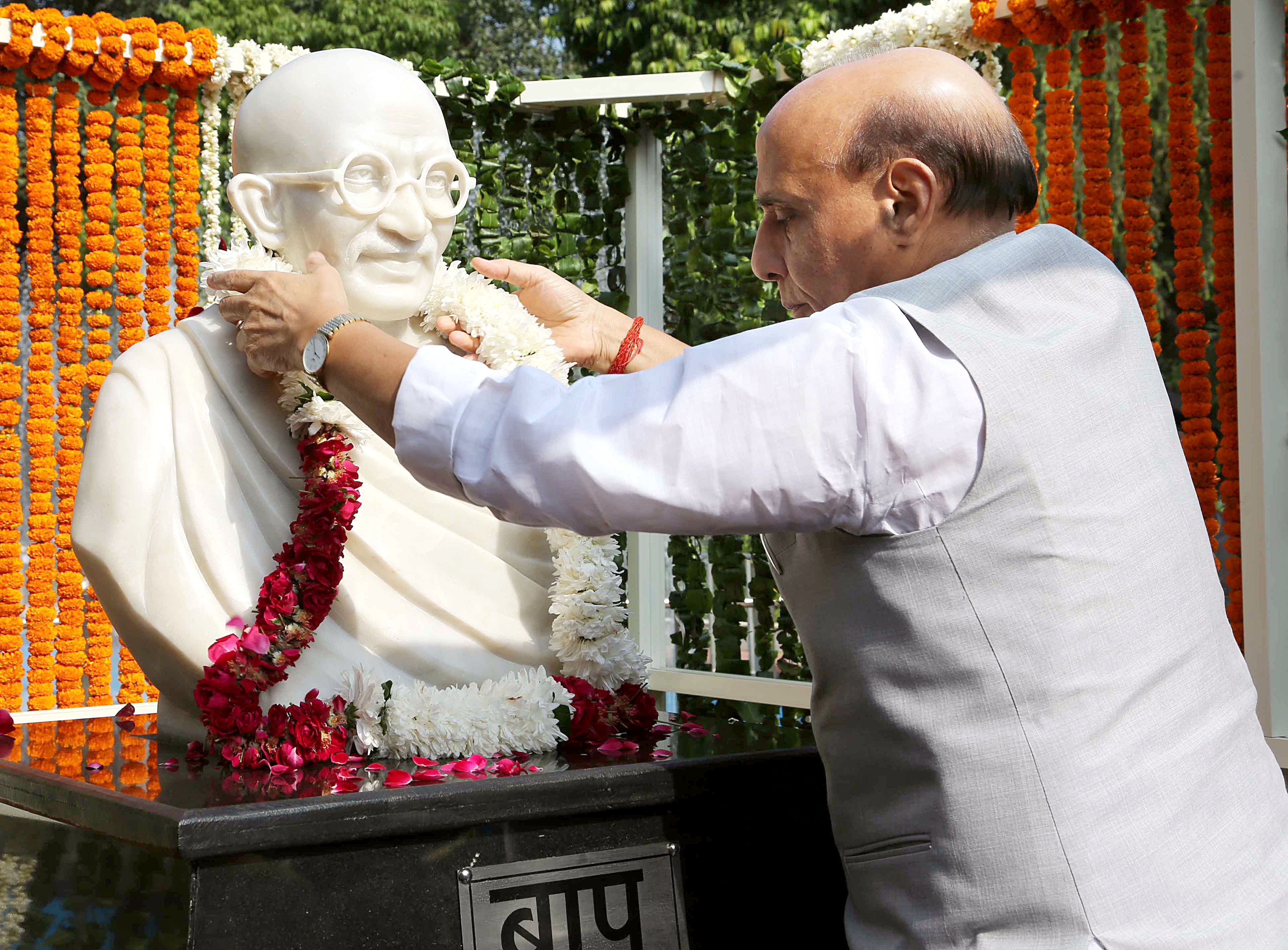 Rajnath Singh particpates in 'Swatch Bharat Abhiyan' on the occasion of 150th Gandhi Jayanti.  