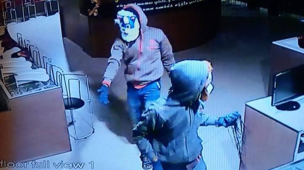 2 masked men decamp with jewels worth 13 crore from jewelry store in Tamil Nadu&#039;s Trichy 