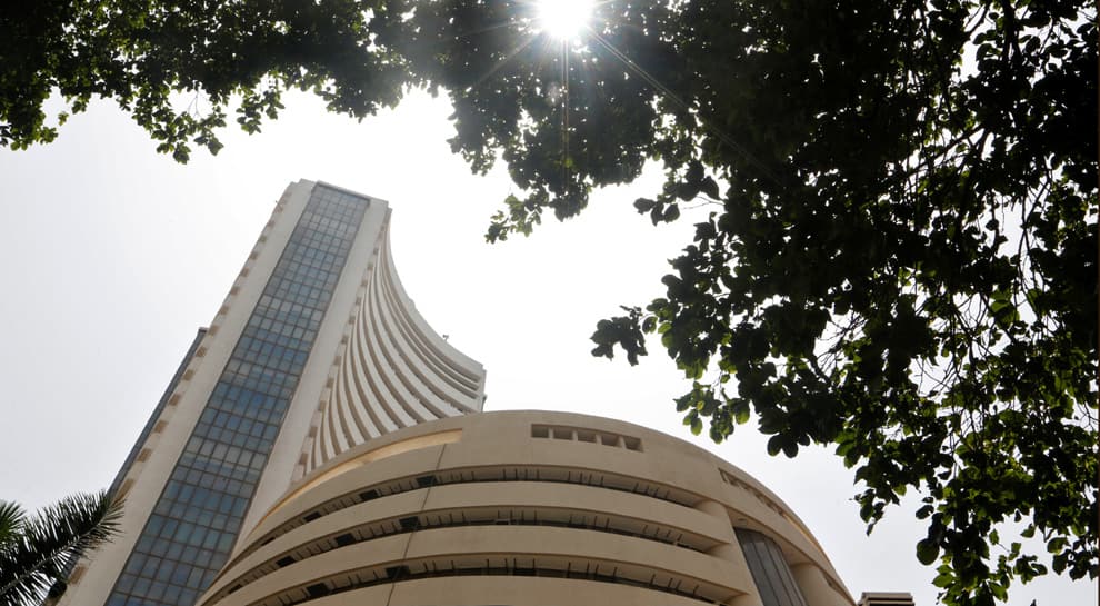 Private bank stocks struggle, Sensex tanks 440 points
