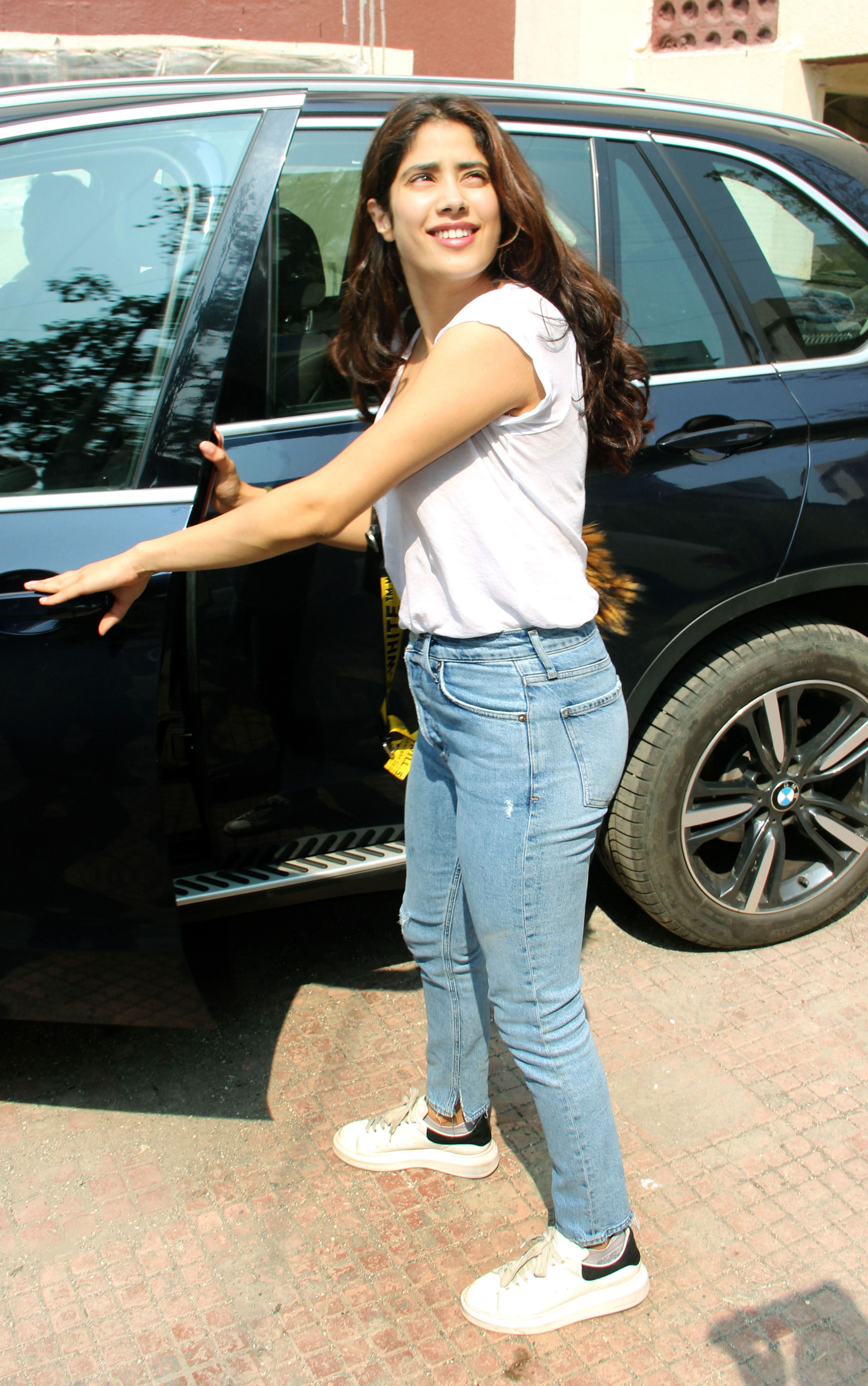 Janhvi Kapoor keeps it casual