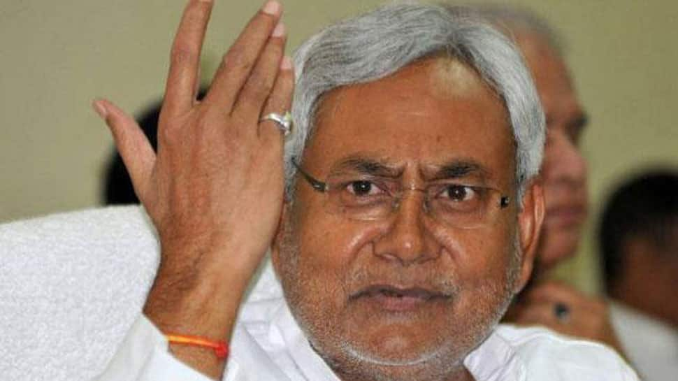 Nitish Kumar performs aarti, offers prayers to Goddess Durga at Patna&#039;s Badi Patan Devi temple