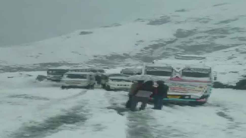 Himachal Pradesh receives fresh snowfall; traffic hit on Manali-Leh Highway
