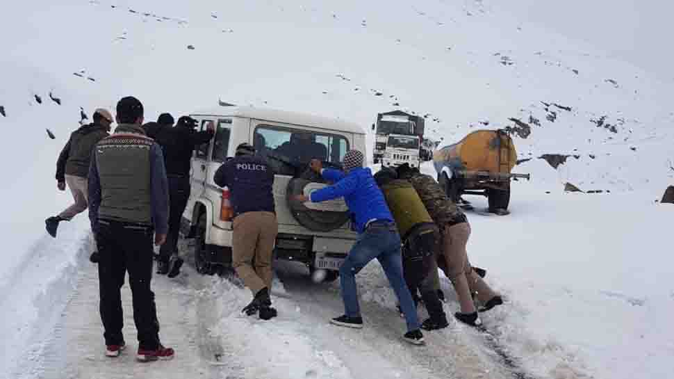 Over 200 people rescued on Manali-Leh road amidst heavy snowfall