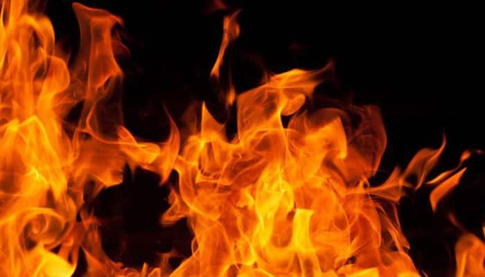 Massive fire breaks out inside a godown in Delhi&#039;s Daryaganj