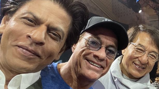 Shah Rukh Khan poses with his &#039;heroes&#039; Jackie Chan, Van Damme