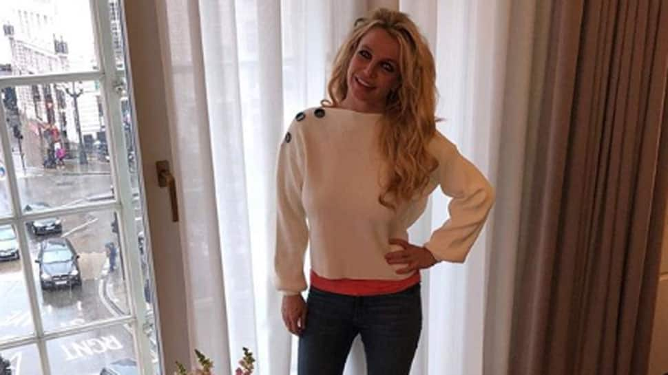 Britney Spears back with signature blonde look