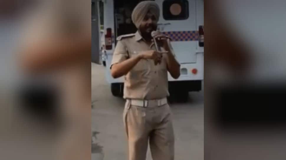 Watch: Chandigarh cop gives new twist to Daler Mehndi&#039;s &#039;Bolo Ta Ra Ra Ra&#039; to spread traffic awareness