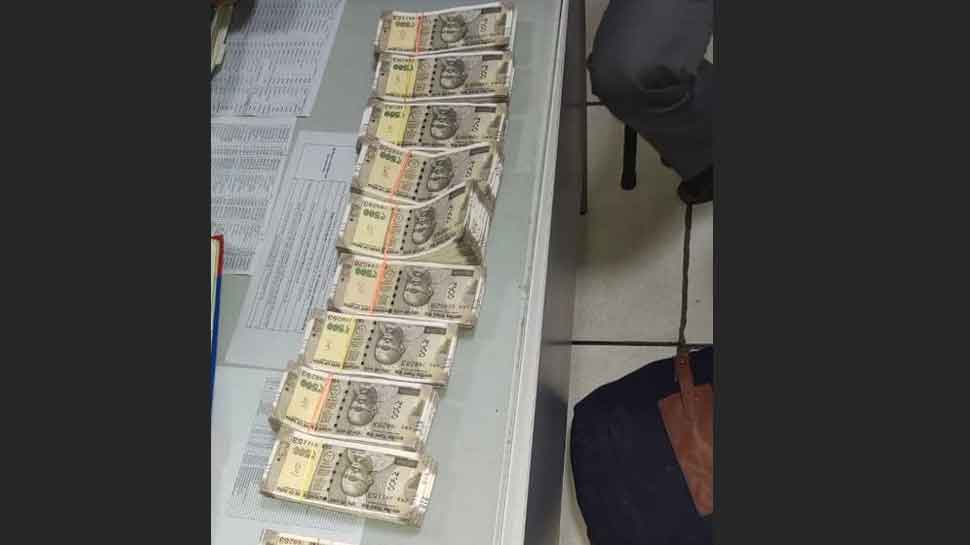 Over Rs 4 lakh fake currency recovered at Delhi&#039;s Kashmere Gate metro station