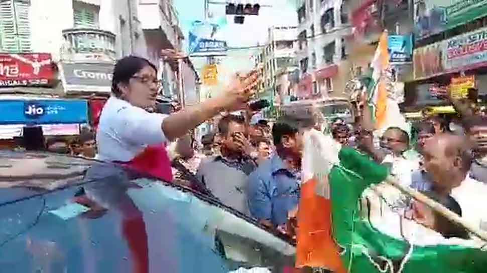 BJP MP Locket Chatterjee&#039;s convoy stopped by Congress workers in Hoogly, clashes erupt