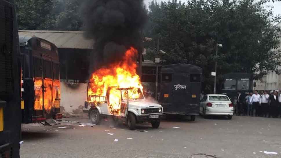 Scuffle breaks out between cops, lawyers at Delhi&#039;s Tis Hazari Court, govt vehicles set on fire