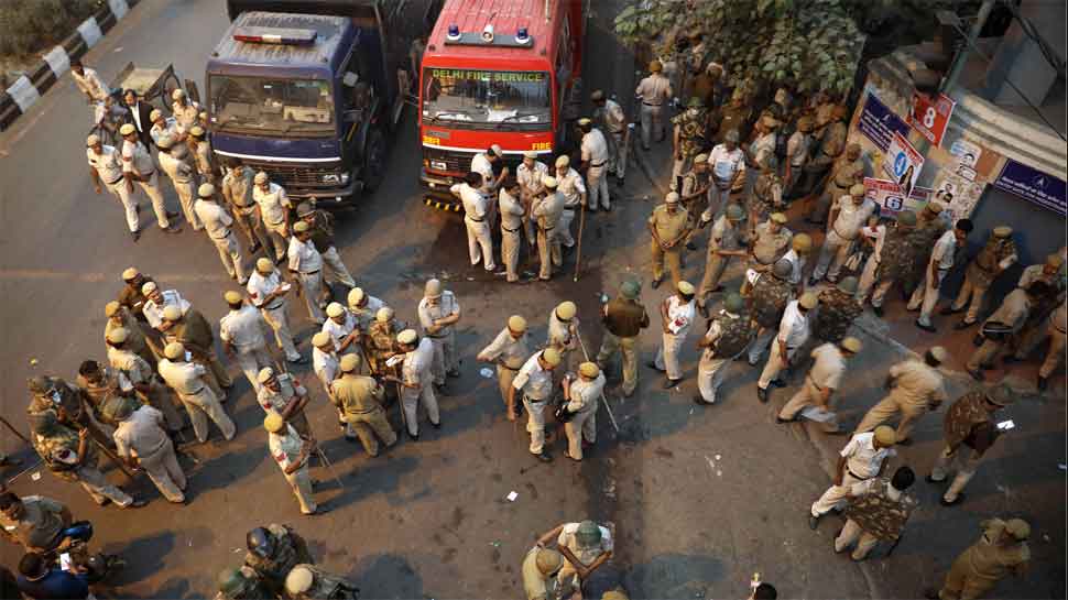 Tis Hazari scuffle: Delhi High Court Chief Justice holds meet; Bar Council calls for strike on Monday