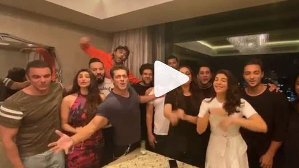 Salman Khan&#039;s extravagant birthday wish for Shah Rukh Khan is winning the internet