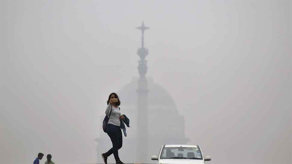 Centre reviews Delhi&#039;s pollution crisis; AAP govt issues health advisory, schools shut