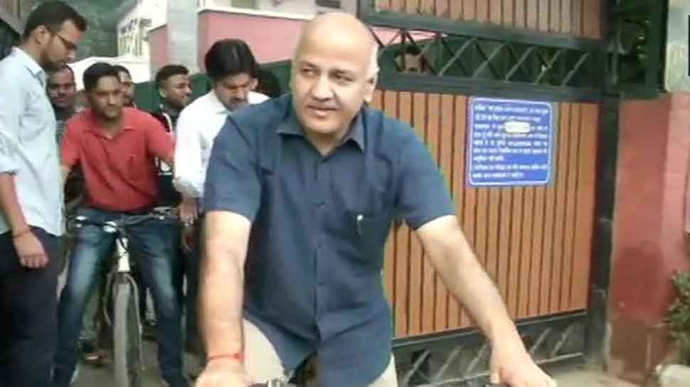 Delhi Deputy CM Manish Sisodia leaves for work on bicycle, says &#039;odd-even will bring relief from pollution&#039;