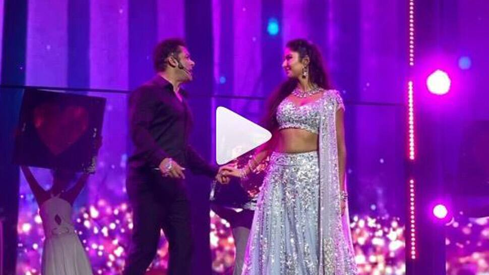 Salman Khan Katrina Kaif Kick Off Da Bangg Tour Perform On Dil Diya Gallan Watch People News