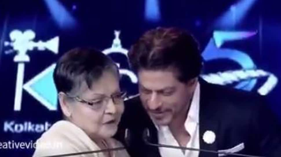 Rakhee teaches Bengali to Shah Rukh Khan at Kolkata International Film Festival 2019- Watch