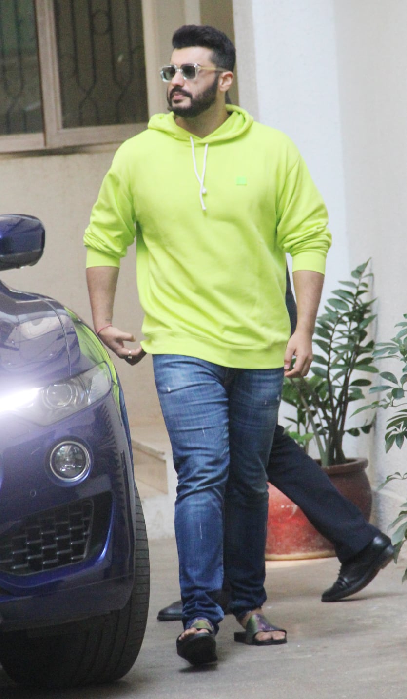 Photo Gallery Arjun Kapoor Pulls Off Neon Green Jacket And How News Zee News When the weather takes a turn, our edit of men's puffer jackets is here to help you choose the right outerwear.