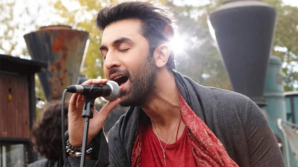 Ranbir Kapoor&#039;s viral mirror selfie sets internet on fire—See inside