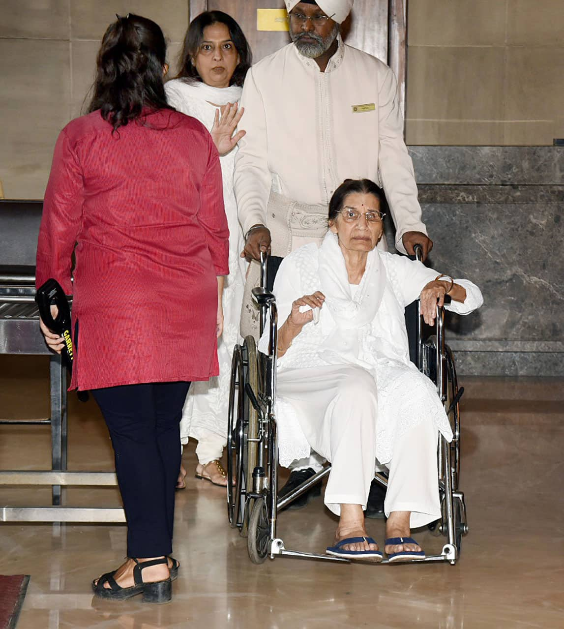 Close friends and relatives at the prayer meet of late Shri Suraj Prakash Malhotra