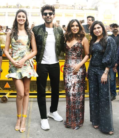 Kartik, Bhumi and Ananya with Tulsi Kumar