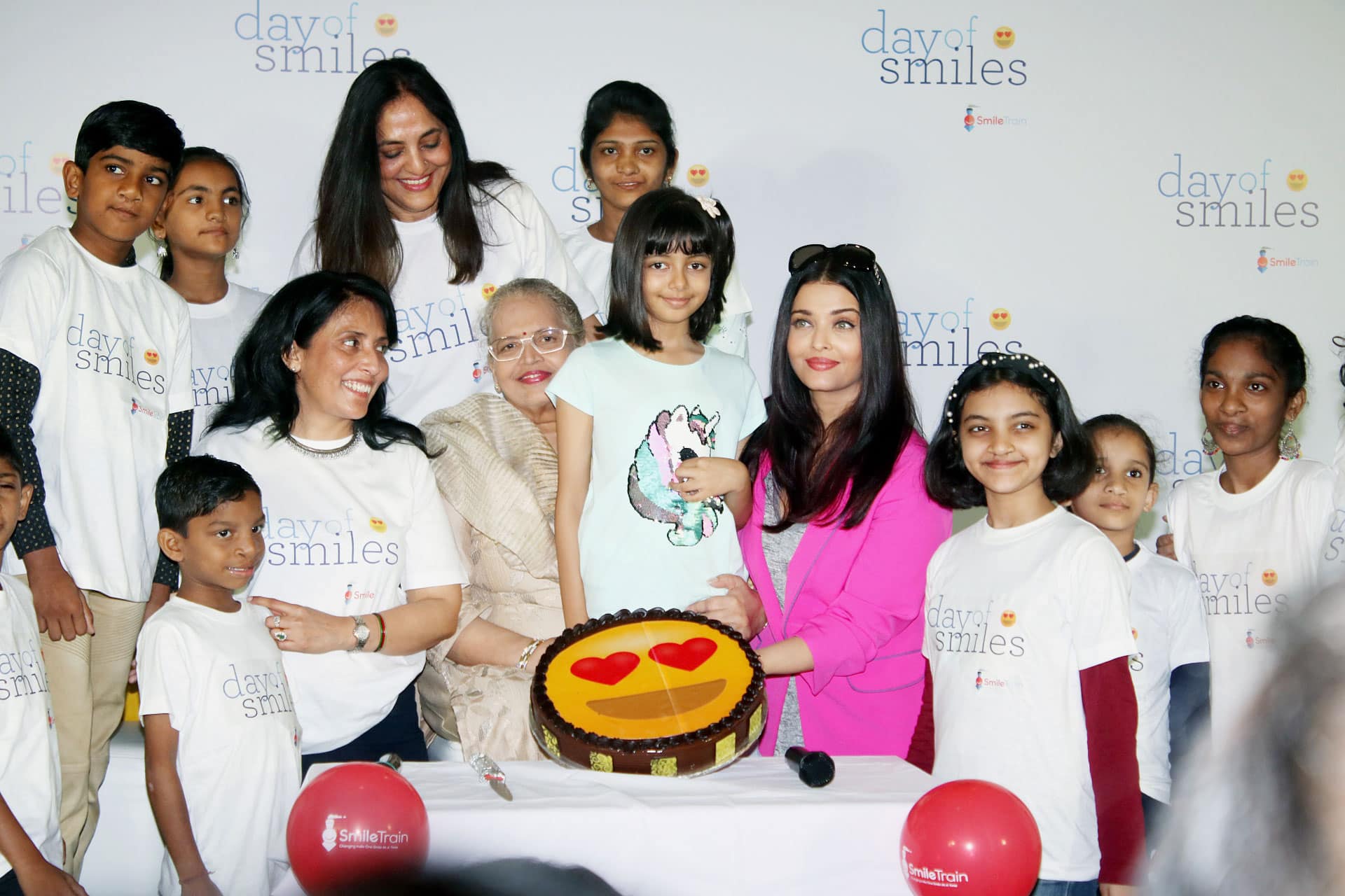 Ash, mom Vrinda and Aaradhya at an event