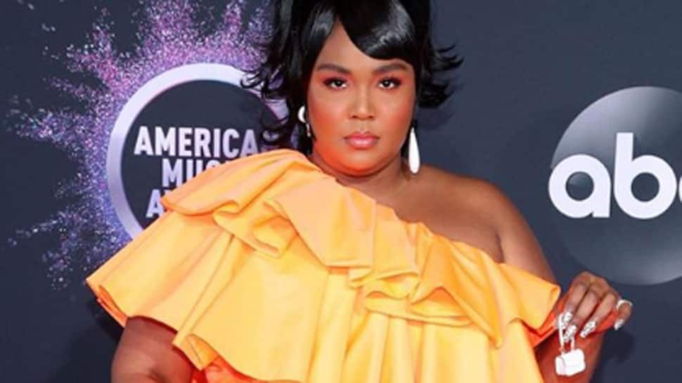 Lizzo S Tiny Purse Won The Ama Red Carpet People News Zee News