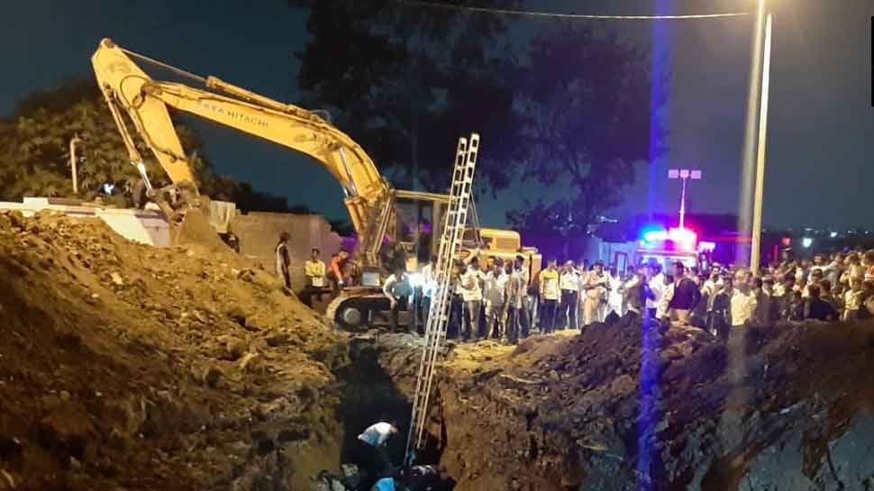 1 dead, three out of five people trapped in drainage hole in Pune rescued