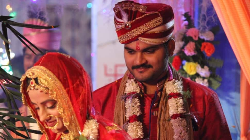 Akshara Singh, Arvind Akela Kallu&#039;s &#039;wedding pictures&#039; go viral, here&#039;s the truth behind them