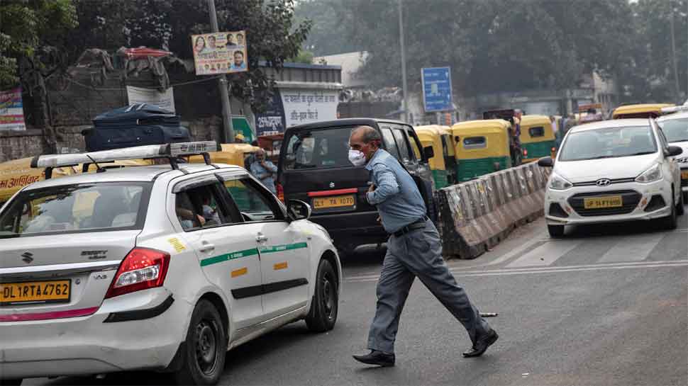 Delhi air quality remains in &#039;very poor&#039; category, city witnesses moderate fog