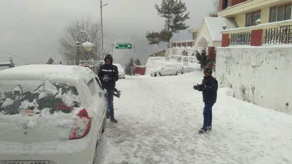 Heavy snowfall in Kashmir blocks highways; more snow predicted for today