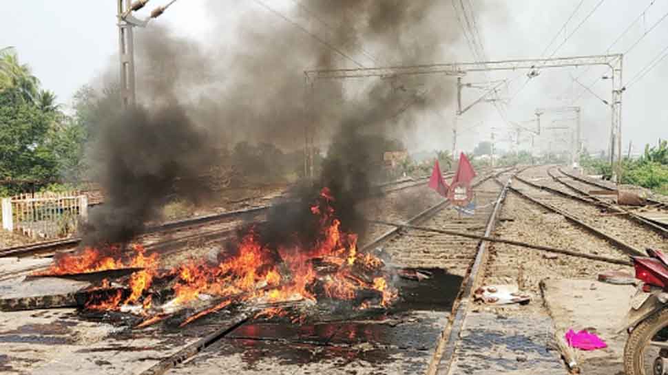 Protests against NRC and CAA erupts in several districts of West Bengal, train services affected