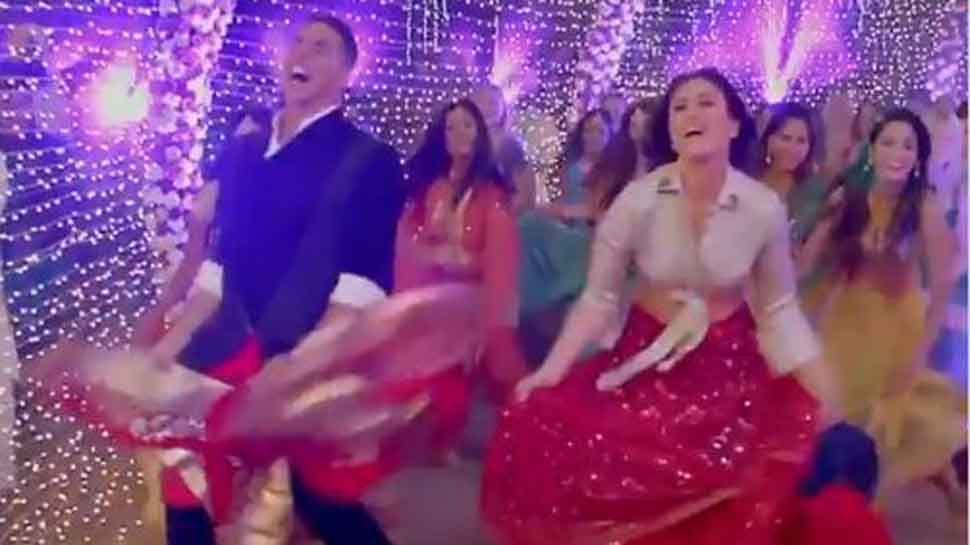 Laal Ghaghra song: Akshay Kumar-Kareena Kapoor locked in a battle of &#039;ghagras&#039;