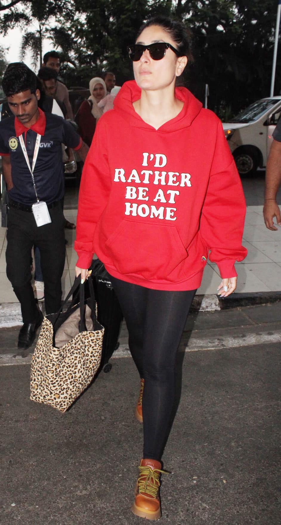 Photo Gallery: Kareena Kapoor Khans red sweatshirt shouts would