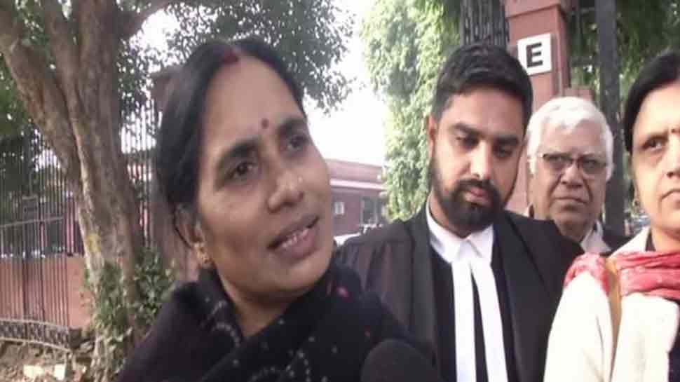 Nirbhaya&#039;s mother breaks down in Delhi court as plea on early hanging deferred till Jan 7   