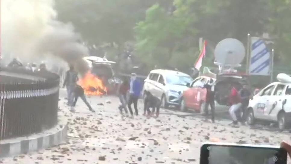 Agitators torch vehicles, vandalise police post as anti-Citizenship Amendment Act protests turn violent in Uttar Pradesh&#039;s Lucknow