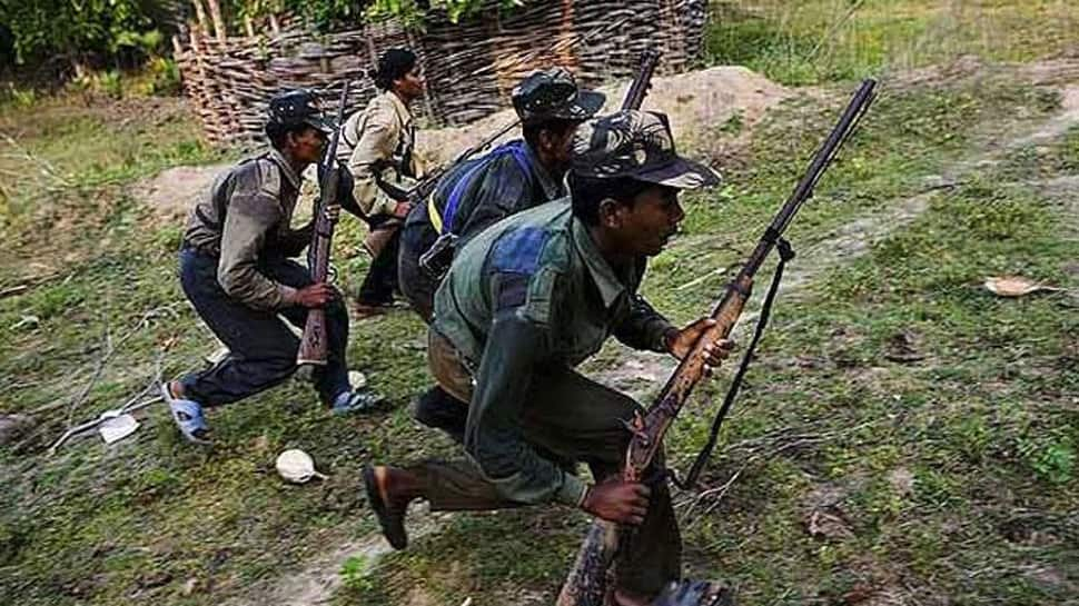 Maoists torch several vehicles in two Jharkhand&#039;s Latehar, Palamau