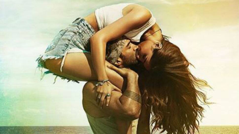 Disha Patani and Aditya Roy Kapur steal a kiss on &#039;Malang&#039; new poster