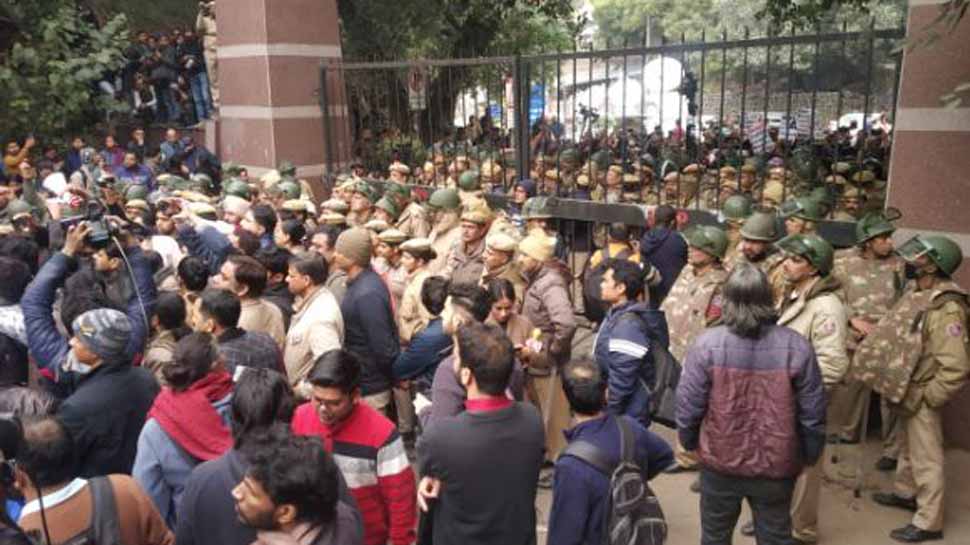 Delhi Police starts probe, finds some vital clues in JNU violence case