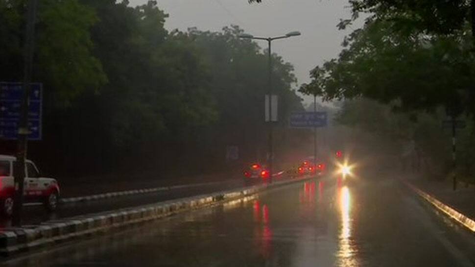 Delhi-NCR receives light rainfall, Air Quality Index remains in &#039;Poor&#039; category