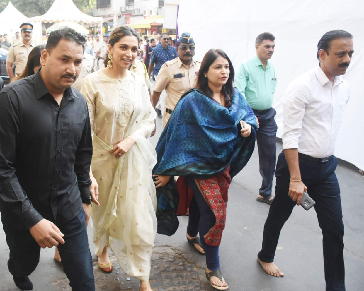 Deepika Padukone visits Siddhivinayak Temple